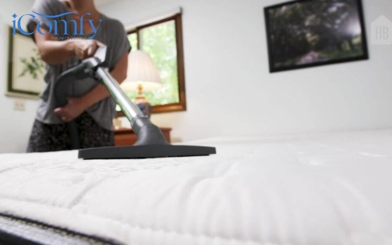Bạn có thật sự biết cách làm sạch nệm hiệu quả? 3 Hút bụi là bước rất quan trọng để vệ sinh nệm hiệu quả