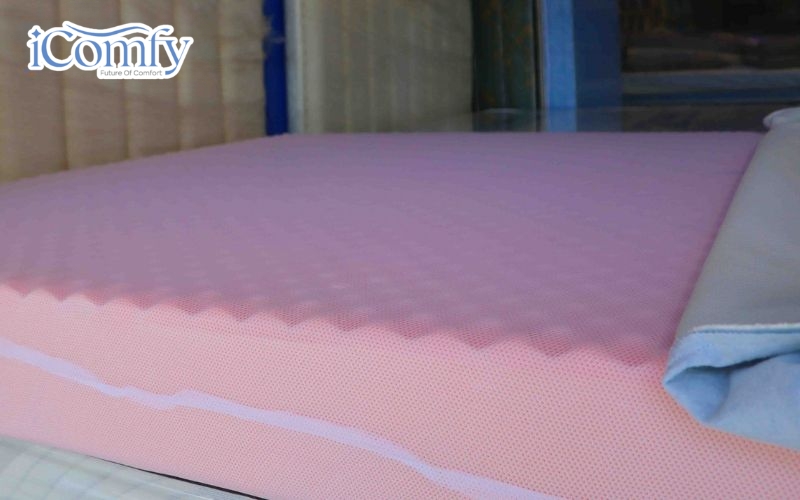 Nệm foam có cấu trúc bọt khí khép kín, giúp cách nhiệt tốt