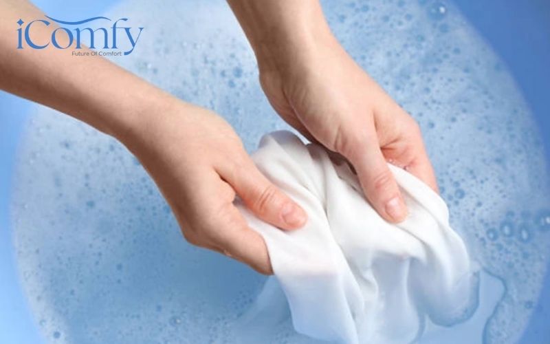 Kinh nghiệm chọn mua gối cho bé 2 tuổi phụ huynh cần biết 6 Vỏ gối của bé nên giặt bằng tay, dùng nước ấm và tránh chất tẩy rửa mạnh