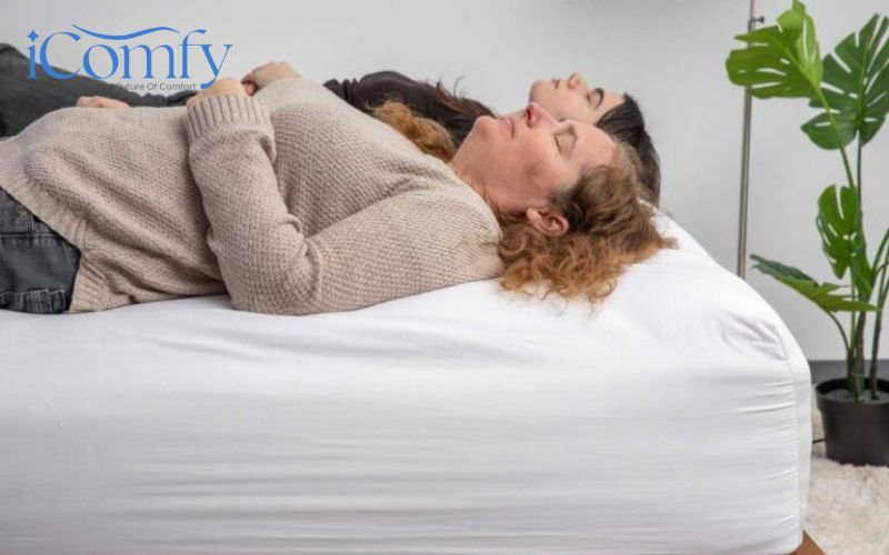 Hướng dẫn cách phân biệt nệm Foam thật giả đơn giản, chính xác 3 Tác động lực vào nệm quan sát hiện tượng để phân biệt nệm Foam thật giả