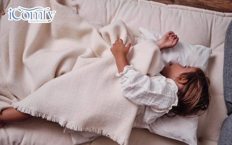 Trẻ ngủ không sâu giấc, thường xuyên trở mình là dấu hiệu cầu thay gối
