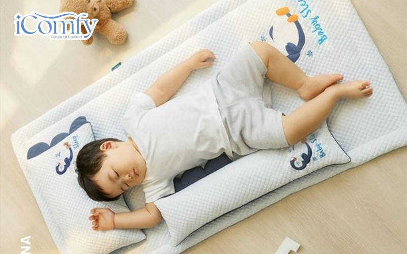 Nên tháo rời vỏ nệm, vỏ gối và chăn để giặt 1–2 lần/tuần nhằm loại bỏ mồ hôi, bụi bẩn