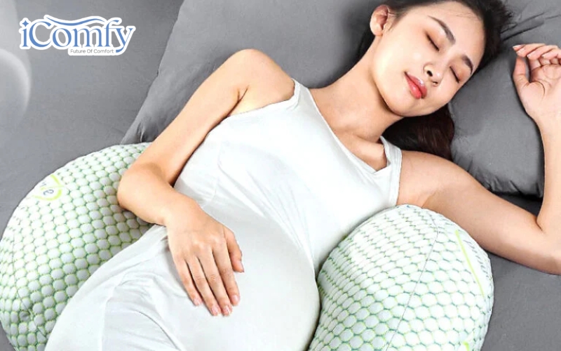 Gối đóng vai trò như một “điểm tựa” vững chắc giúp mẹ duy trì ổn định tư thế nằm