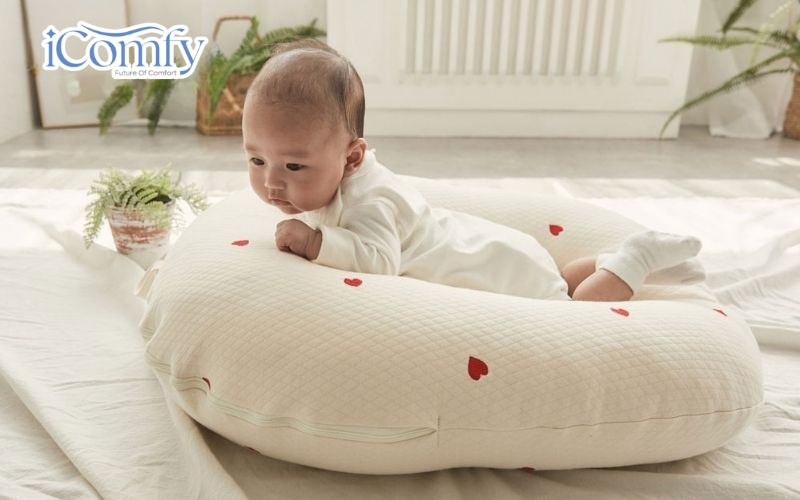Gối chống trào giúp đầu, cổ bé yêu luôn ở tư thế thẳng, hạn chế tình trạng gập cổ 