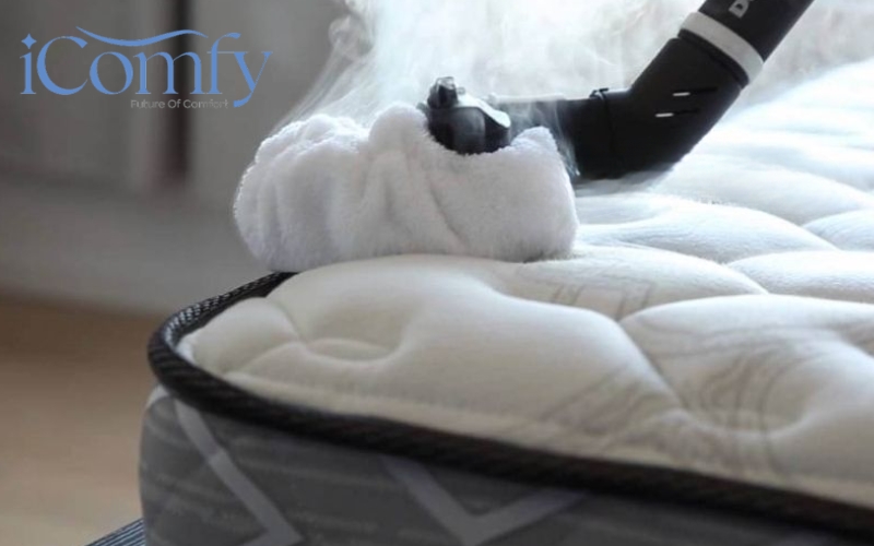 Đệm xốp rất dễ bị thấm nước, ẩm mốc hoặc xuất hiện vết loang nên cần vệ sinh cẩn thận