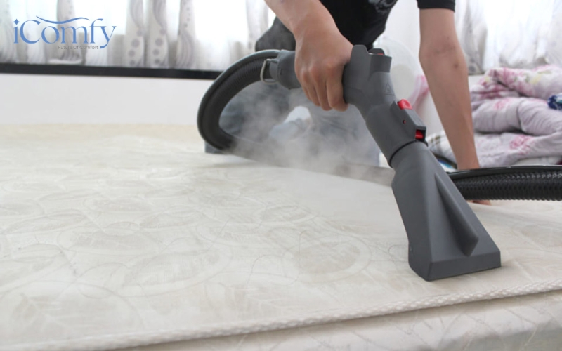 Sử dụng thiết bị chuyên dụng sẽ giúp việc giặt nệm khô trở nên nhanh chóng và hiệu quả hơn 