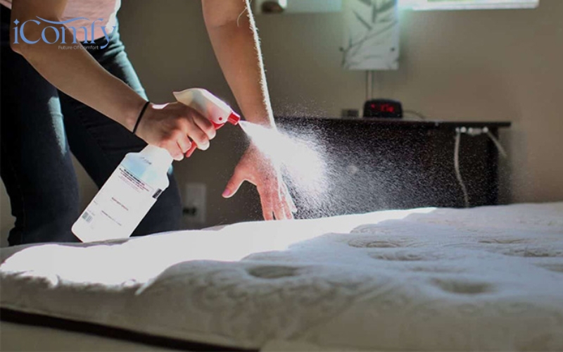 Khi nước thấm sâu vào lõi và không được làm khô đúng cách, chiếc nệm gây nấm mốc