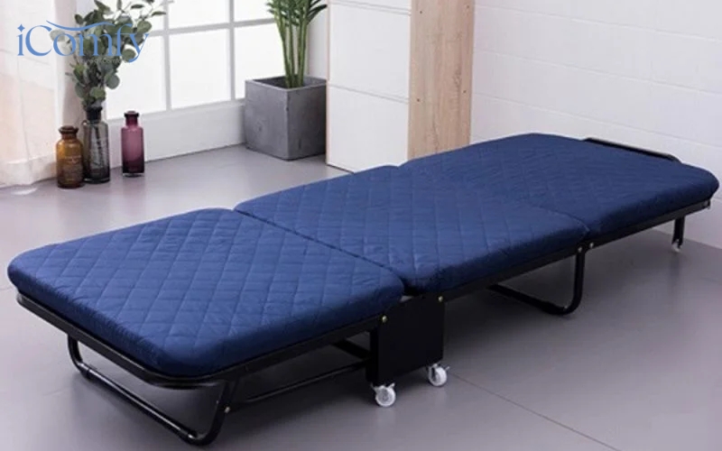 Nệm gấp 4 làm từ cao su nhân tạo hoặc cao su tổng hợp