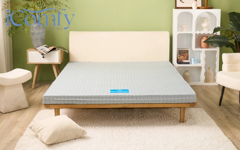 Bông ép mang đến bề mặt phẳng và độ cứng cao, giúp duy trì tư thế cột sống ổn định
