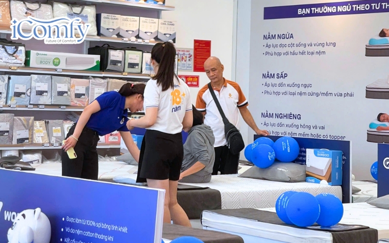 Top 10 cửa hàng chăn ga gối nệm Bến Tre uy tín, chất lượng 2 Vua Nệm và iComfy kiểm tra trực tiếp độ êm, độ đàn hồi và khả năng nâng đỡ của các dòng nệm