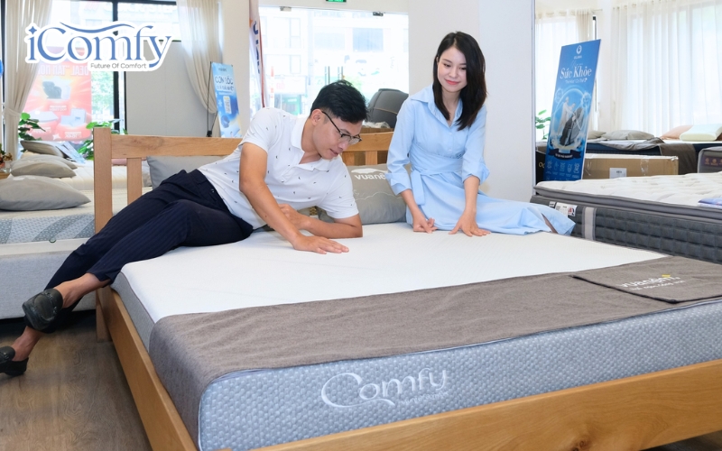 Việc nằm thử thực tế giúp bạn cảm nhận rõ độ êm, độ cứng, khả năng nâng đỡ