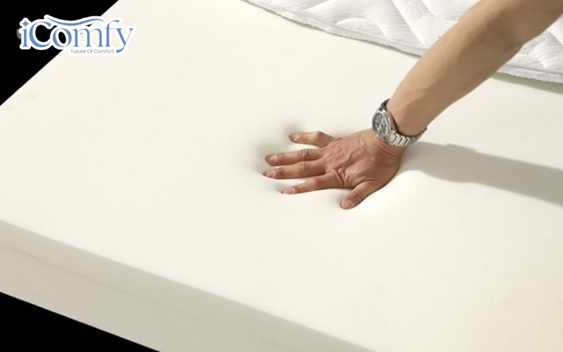 Cách đơn giản nhất là dùng tay ấn mạnh xuống bề mặt mút