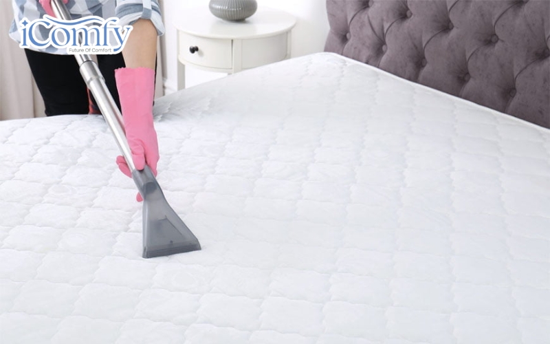Dùng máy hút bụi chuyên dụng rà quét kỹ toàn bộ bề mặt và các khe rãnh nệm