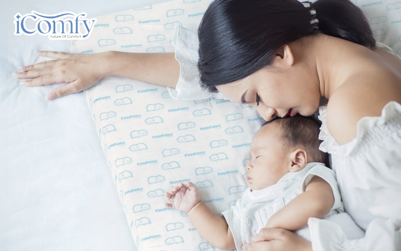 Bé nên ngủ cùng phòng với cha mẹ trong ít nhất 6 tháng đầu