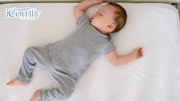 [Giải đáp] Trẻ sơ sinh nên nằm giường hay nệm để ngủ ngon?