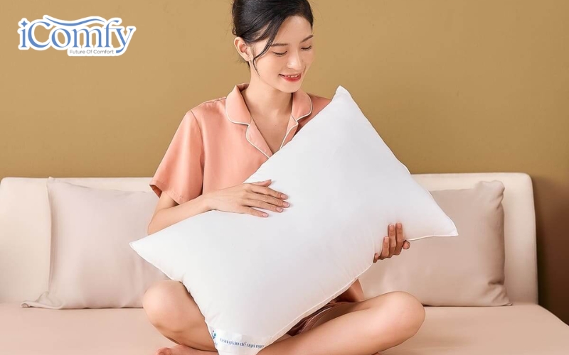 Gối lông vũ siêu mềm, dễ dàng ôm trọn và lấp đầy khoảng trống giữa đầu, cổ và vai