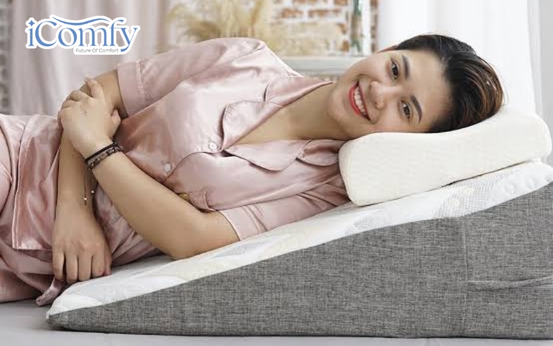 Gối nêm (Wedge Pillow) là dòng gối chuyên dụng sở hữu thiết kế tam giác vát chéo