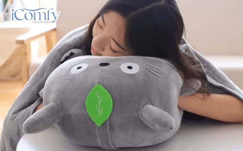Khi gấp chăn vào bên trong, sản phẩm trở thành một chiếc gối dày dặn