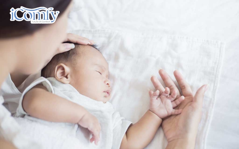 Khi nằm trên bề mặt nghiêng hoặc gối quá mềm, trẻ có thể trượt xuống phần thấp của gối