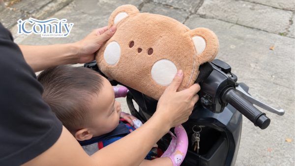 Có nên dùng gối đi xe máy cho bé? Review chi tiết từ A-Z